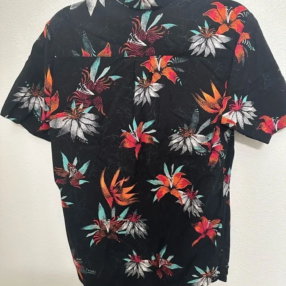 Volcom Men’s Tropical Button Down Tee - Picture 7 of 9
